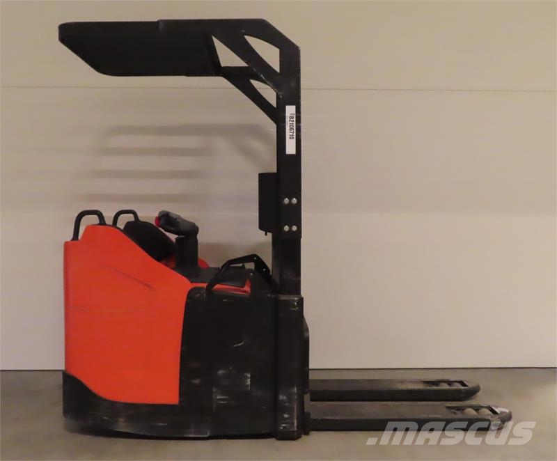 Toyota SPE200D Platform stackers