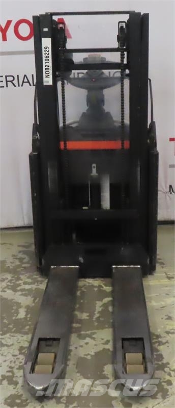 Toyota SPE200D Manuella pallstaplare