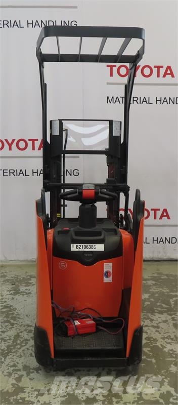 Toyota SPE200D Platform stackers