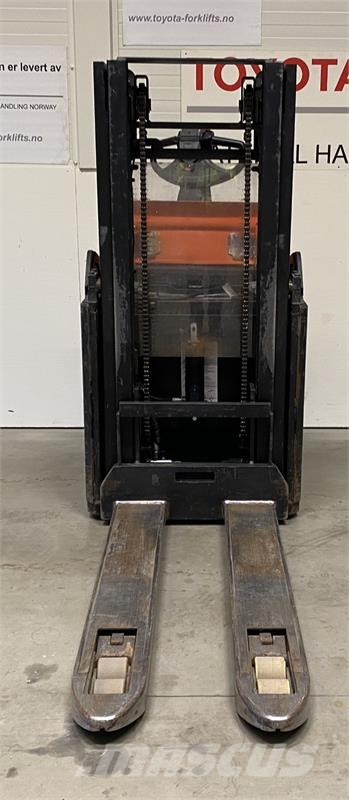 Toyota SPE200D Platform stackers