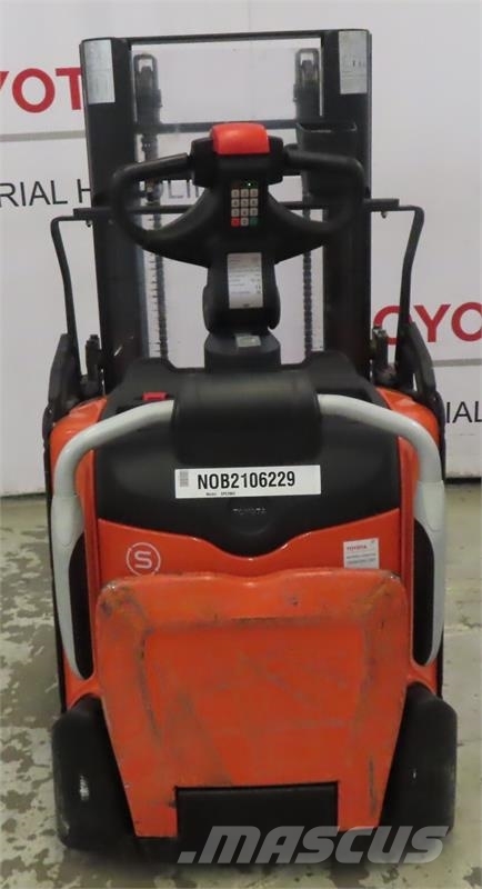 Toyota SPE200D Platform stackers