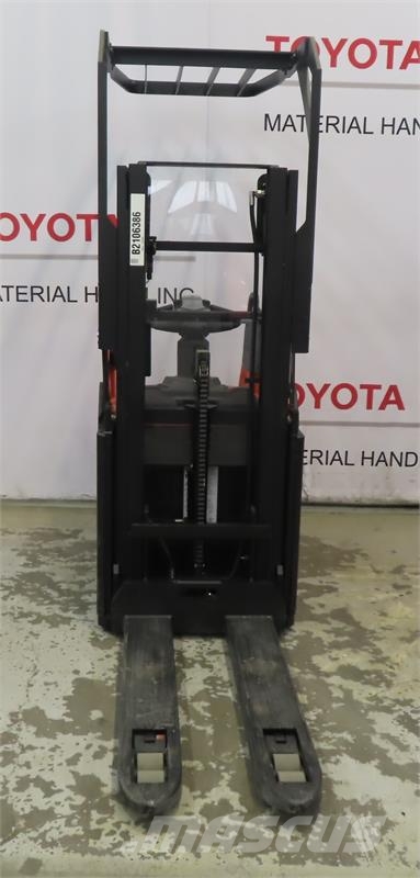 Toyota SPE200D Platform stackers
