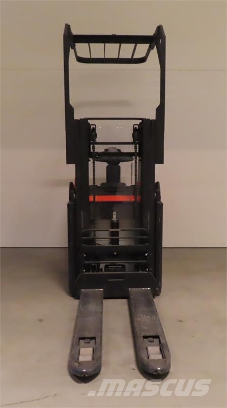 Toyota SPE200D Platform stackers