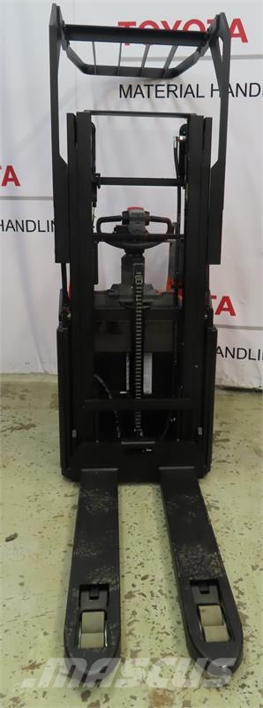 Toyota SPE200D Platform stackers