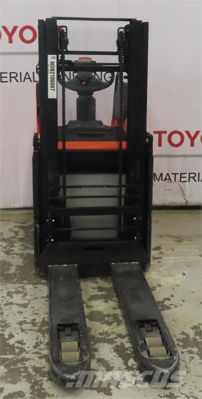 Toyota SPE200DN Platform stackers