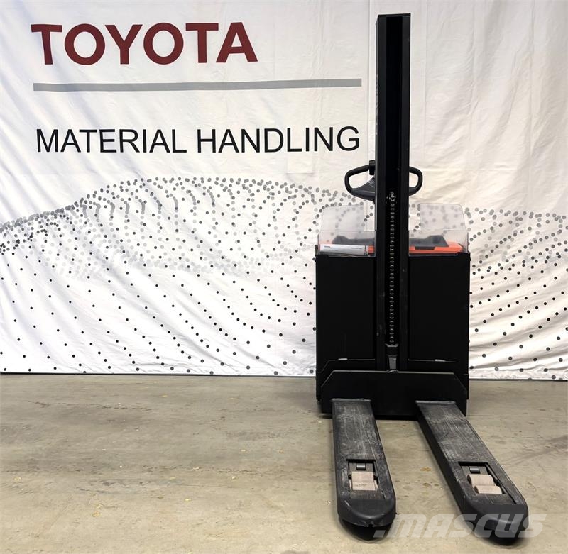 Toyota SWE080L Pedestrian stacker