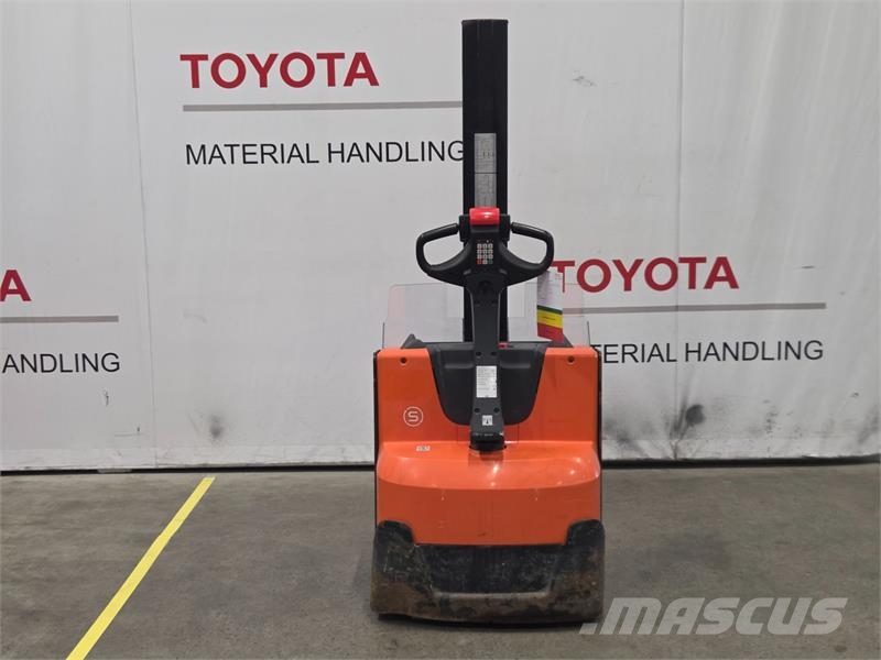 Toyota SWE080L Παλετοφόρα πεζού χειριστή με ιστό