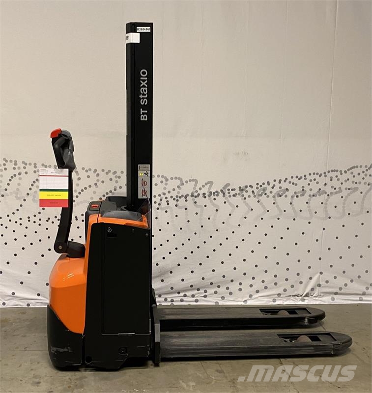 Toyota SWE080L Pedestrian stacker