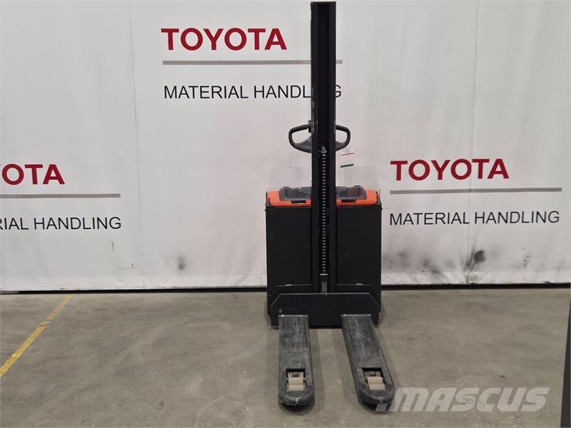 Toyota SWE080L Yaya kumandali istif makinasi