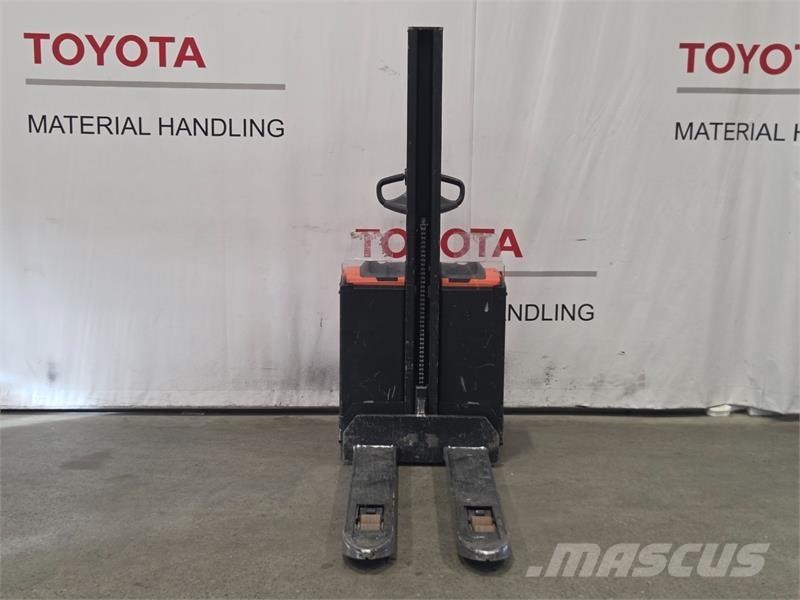 Toyota SWE080L Montacargas manual