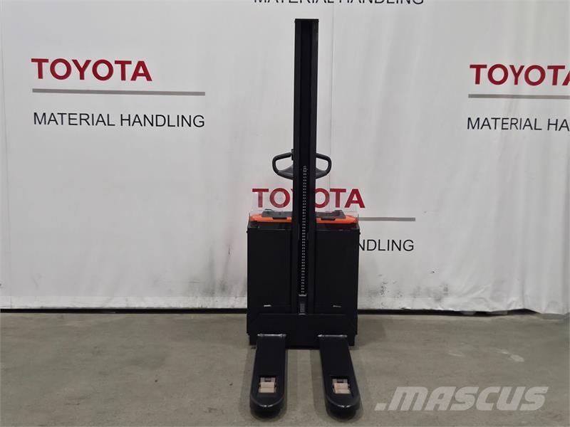 Toyota SWE080L Gerbeur accompagnant