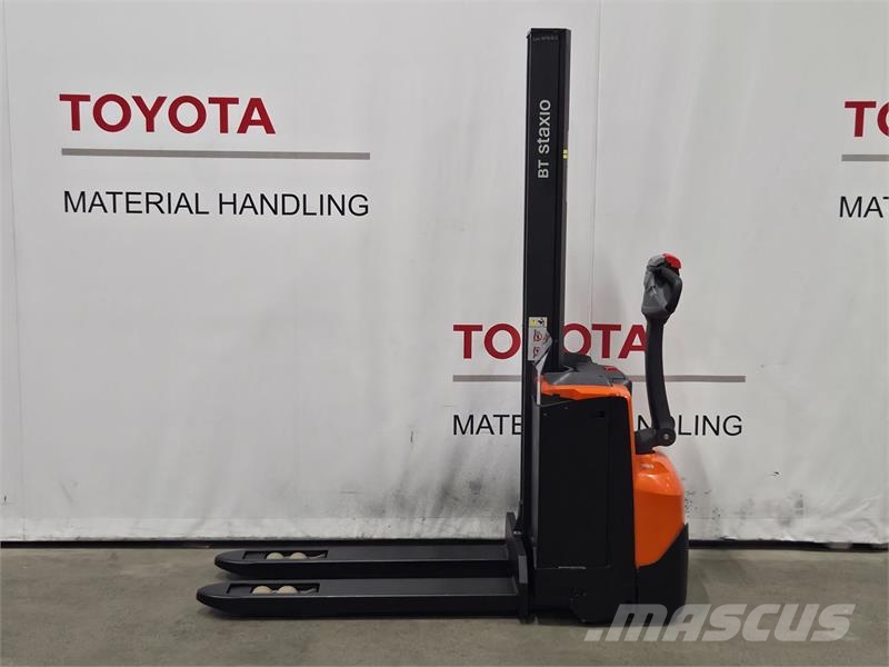 Toyota SWE080L Pedestrian stacker
