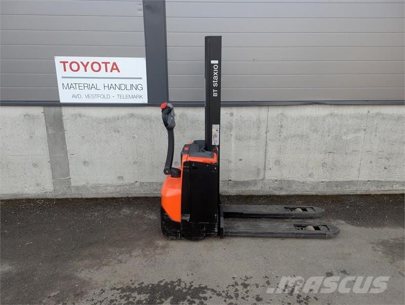 Toyota SWE080L Pedestrian stacker