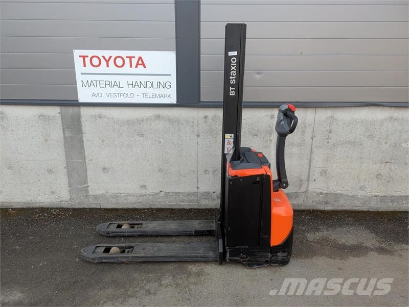 Toyota SWE080L Pedestrian stacker