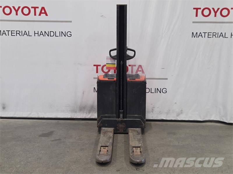 Toyota SWE080L Παλετοφόρα πεζού χειριστή με ιστό