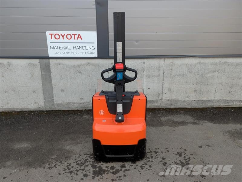 Toyota SWE080L Pedestrian stacker