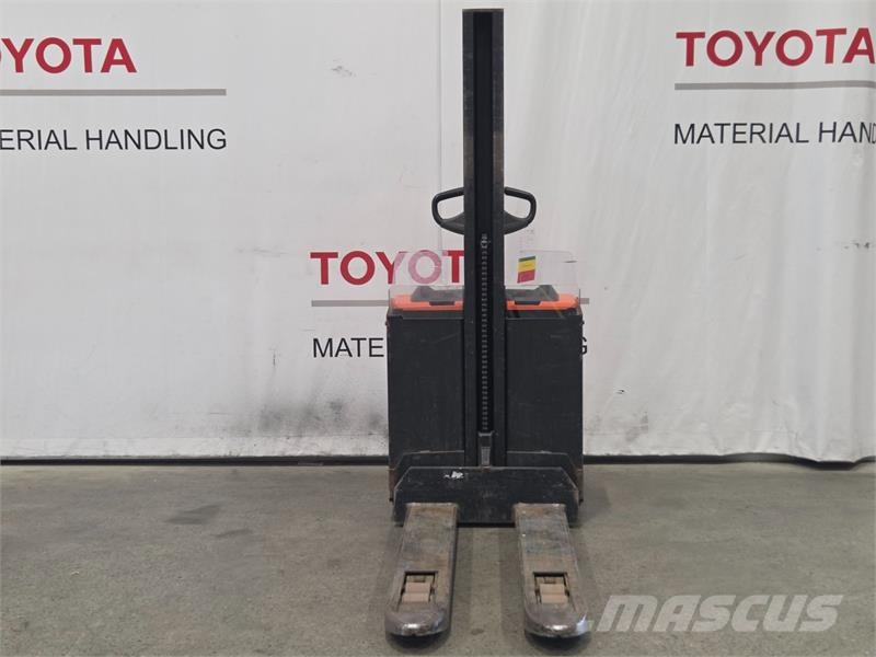 Toyota SWE080L Παλετοφόρα πεζού χειριστή με ιστό
