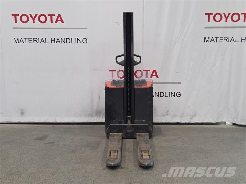 Toyota SWE080L Παλετοφόρα πεζού χειριστή με ιστό