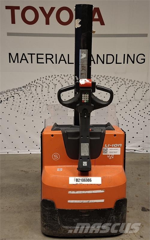 Toyota SWE080L Pedestrian stacker