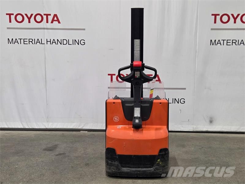 Toyota SWE080L Παλετοφόρα πεζού χειριστή με ιστό