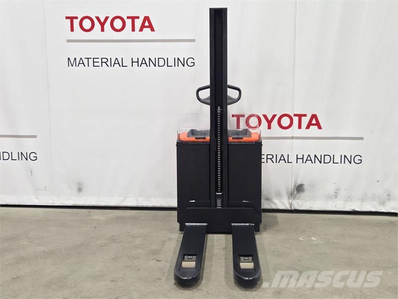 Toyota SWE080L Pedestrian stacker