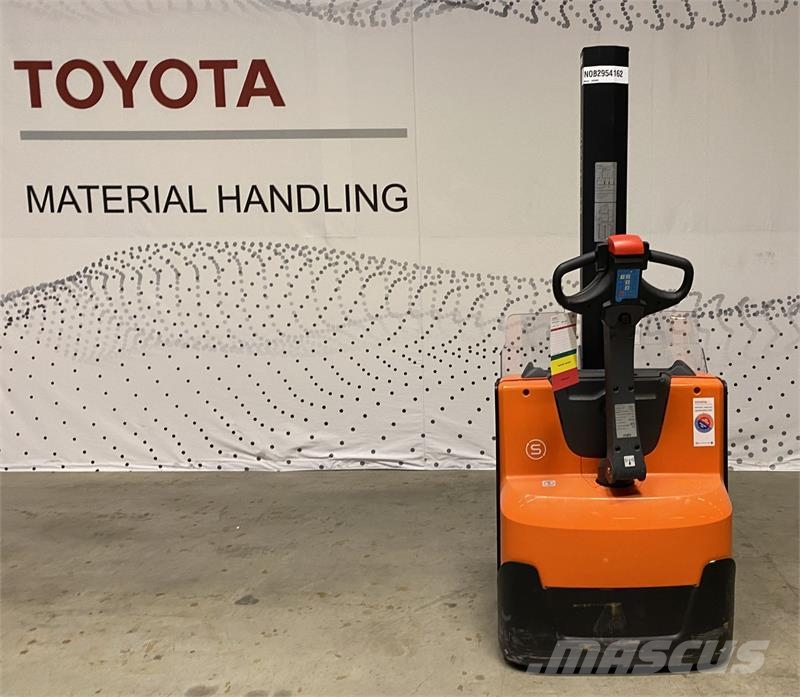 Toyota SWE080L Pedestrian stacker