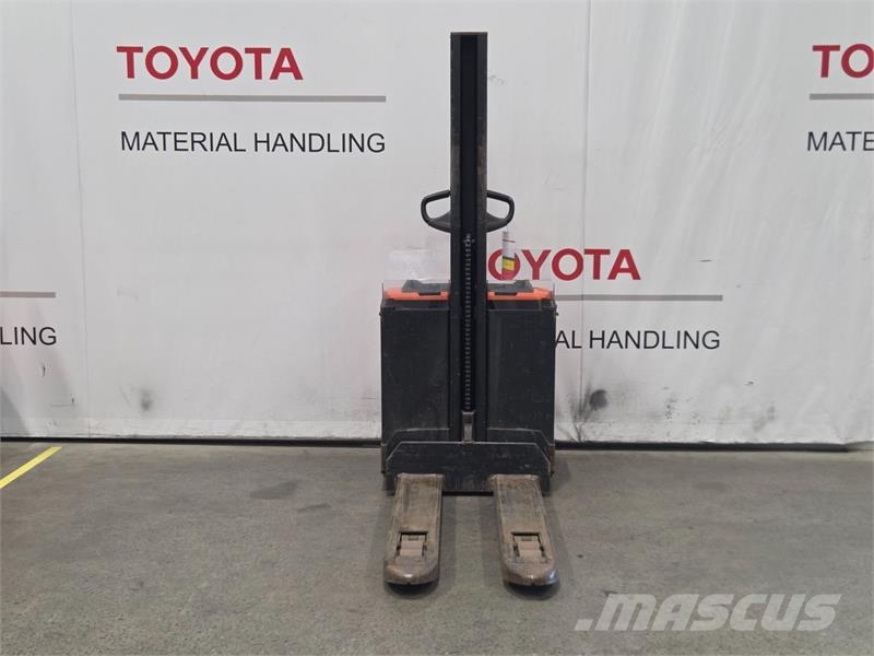 Toyota SWE080L Παλετοφόρα πεζού χειριστή με ιστό