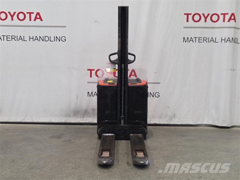 Toyota SWE080L Παλετοφόρα πεζού χειριστή με ιστό