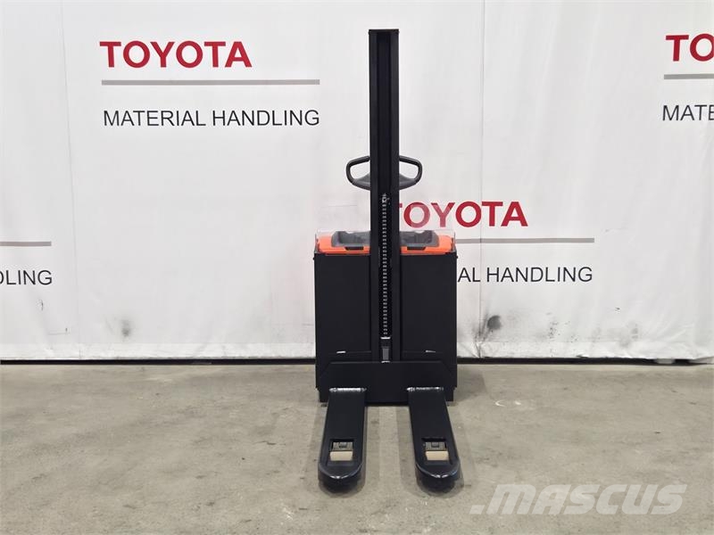Toyota SWE080L Pedestrian stacker