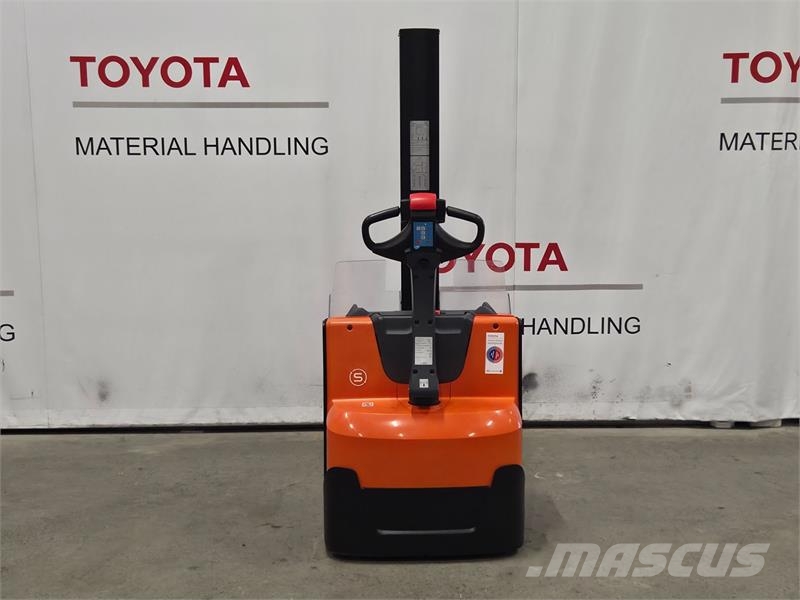 Toyota SWE080L Pedestrian stacker