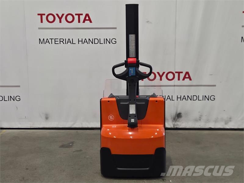 Toyota SWE080L Pedestrian stacker