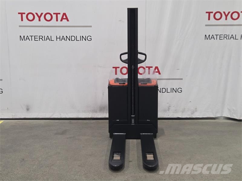 Toyota SWE080L Montacargas manual