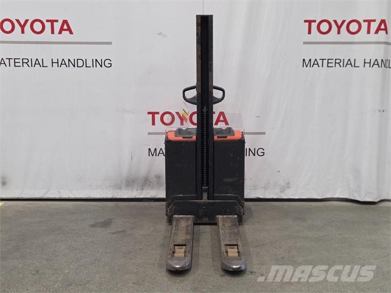 Toyota SWE080L Παλετοφόρα πεζού χειριστή με ιστό