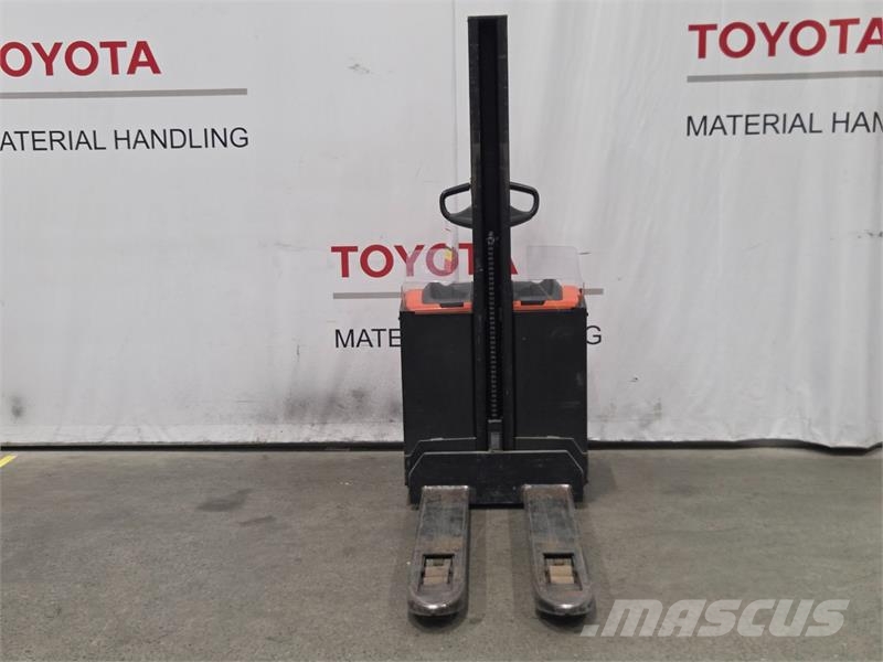 Toyota SWE080L Παλετοφόρα πεζού χειριστή με ιστό