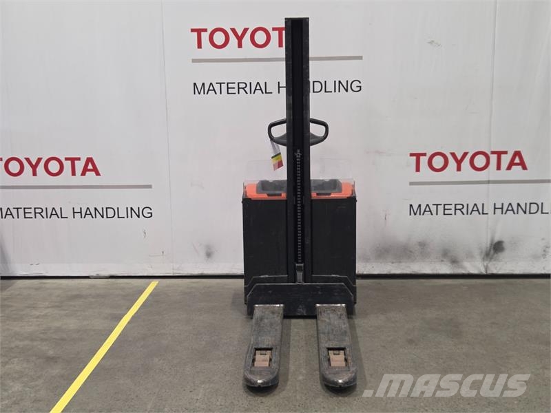 Toyota SWE080L Παλετοφόρα πεζού χειριστή με ιστό