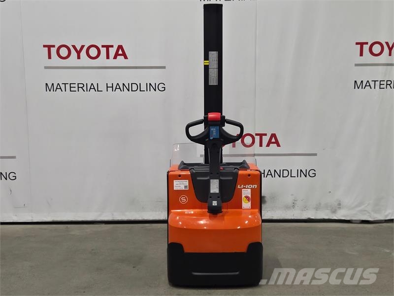 Toyota SWE080L Pedestrian stacker