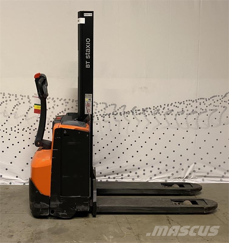 Toyota SWE080L Pedestrian stacker