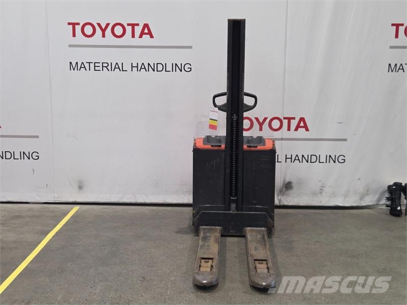 Toyota SWE080L Παλετοφόρα πεζού χειριστή με ιστό