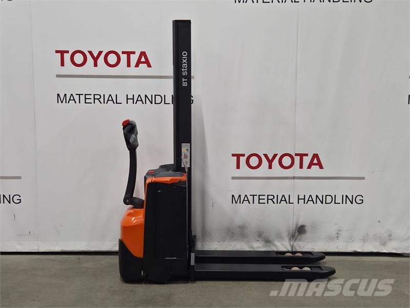Toyota SWE080L Gerbeur accompagnant