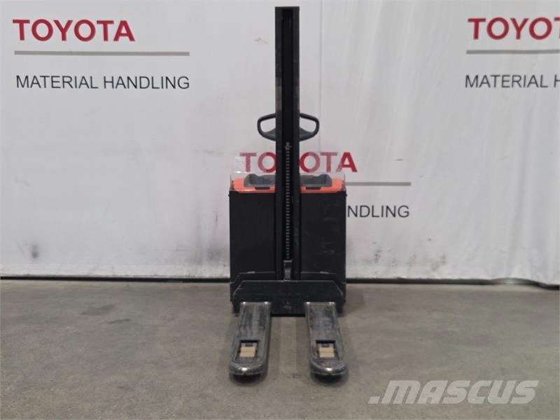 Toyota SWE080L Παλετοφόρα πεζού χειριστή με ιστό