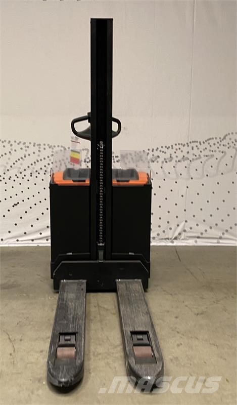 Toyota SWE080L Pedestrian stacker