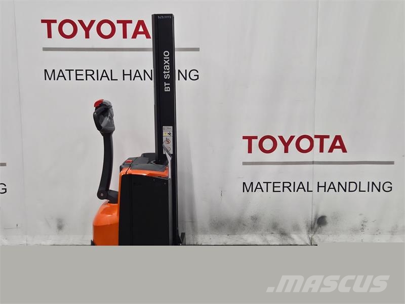 Toyota SWE080L Pedestrian stacker