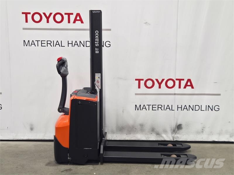 Toyota SWE080L Pedestrian stacker