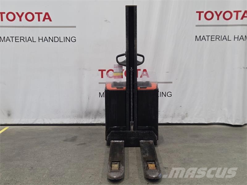Toyota SWE080L Παλετοφόρα πεζού χειριστή με ιστό