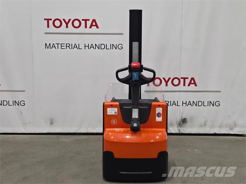 Toyota SWE080L Pedestrian stacker