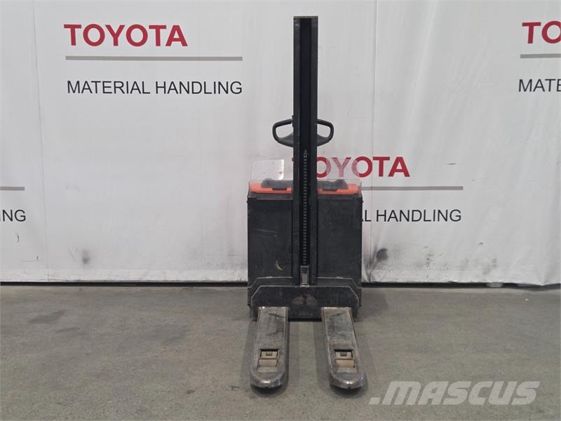 Toyota SWE080L 手推堆垛车