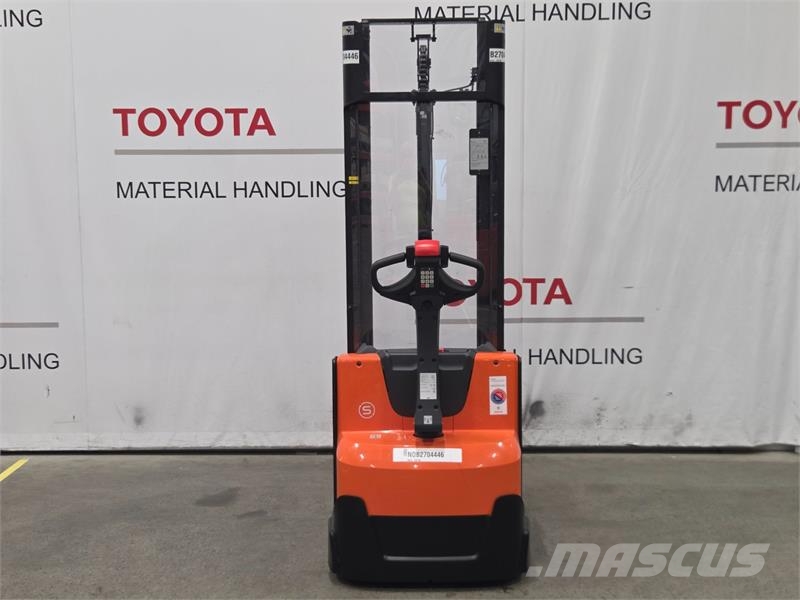 Toyota SWE100 معدات التكديس الجوالة