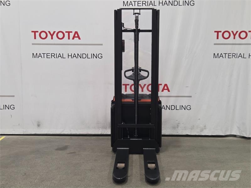 Toyota SWE100 معدات التكديس الجوالة