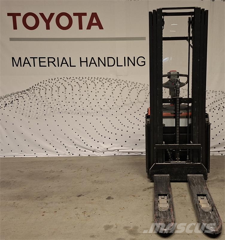 Toyota SWE120L Ручний візок