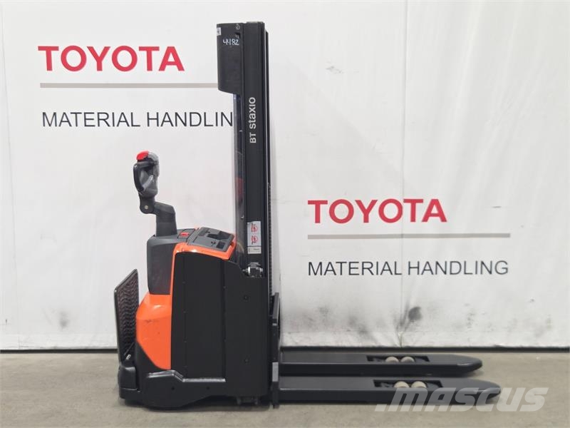 Toyota SWE120L Käyden ajettavat pinoamistrukit